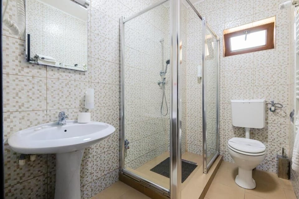 Superior Double or Twin Room, 1 Double Bed, Balcony, Garden View | Bathroom | Shower, free toiletries, hair dryer, towels