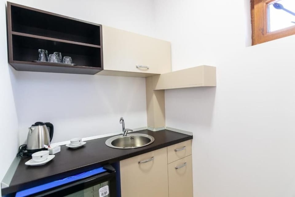 Deluxe Studio, Patio, River View | Private kitchen
