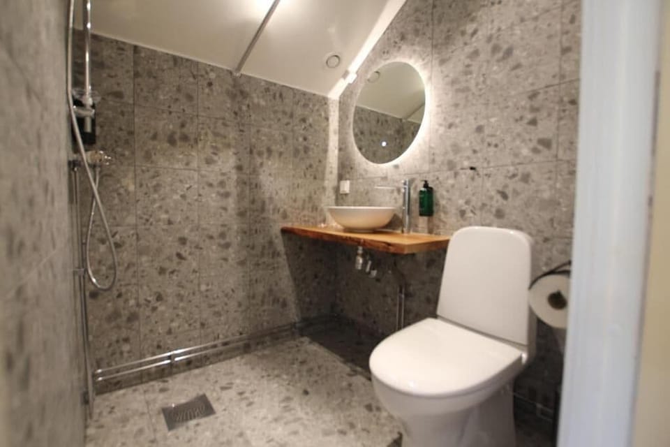 Superior Triple Room | Bathroom | Shower, free toiletries, hair dryer, towels
