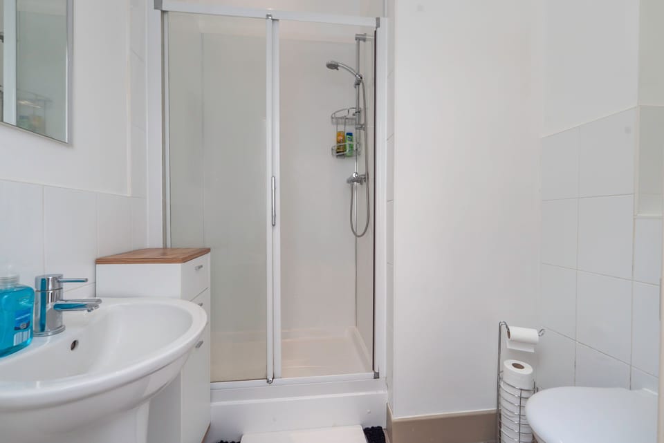 A bright and functional bathroom with all the essentials you need for a relaxing stay.