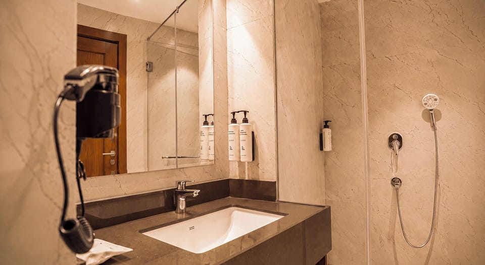 Shower, free toiletries, towels, shampoo