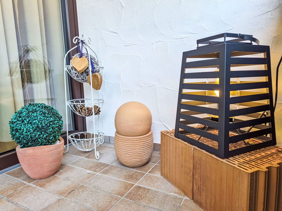 Flowerpot, Natural Material, Houseplant, Light Fixture, Hardwood, Lampshade, Wood Stain, Lamp, Vase
