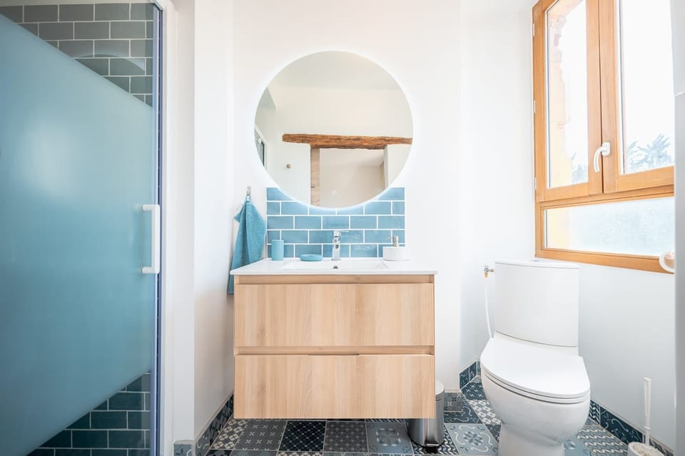 Basic Double Room, Non Smoking, Garden View | Bathroom | Shower, hair dryer, towels, soap