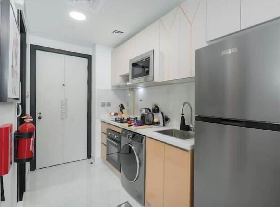Luxury Studio, Balcony, City View | Private kitchen | Full-size fridge, microwave, oven, stovetop