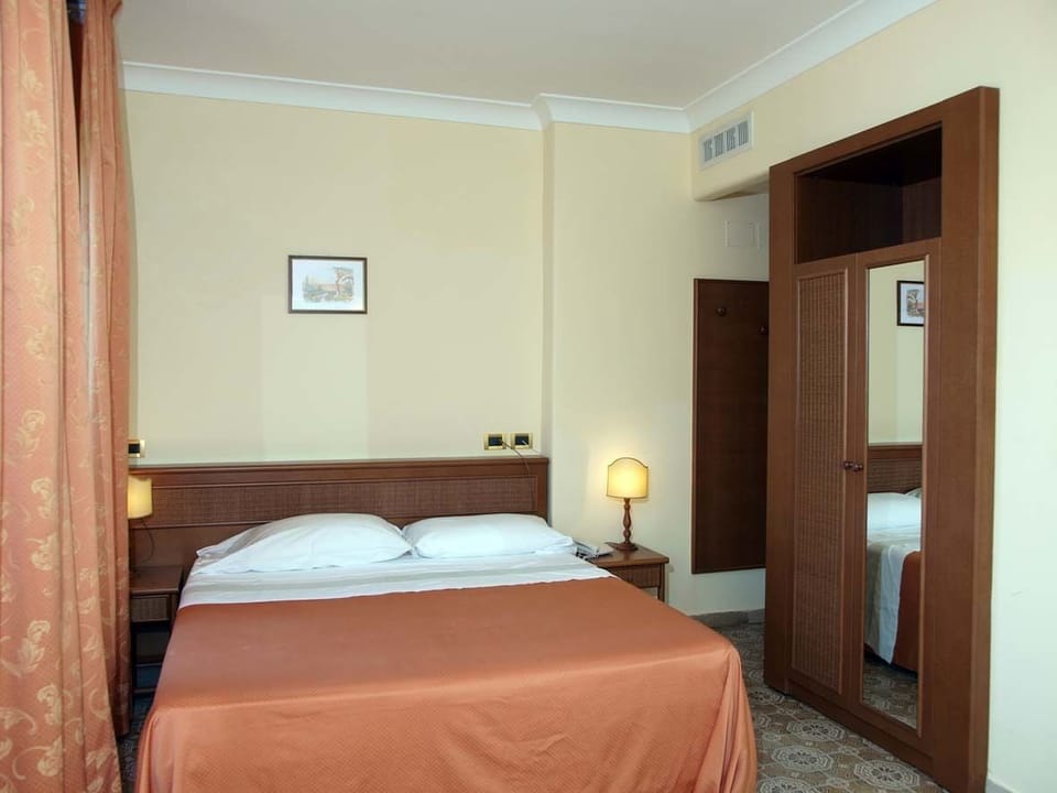 Double or Twin Room, Sea View | In-room safe, WiFi (free), bed sheets