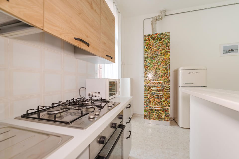 Apartment, Balcony, Courtyard View | Private kitchen | Fridge, microwave, oven, stovetop
