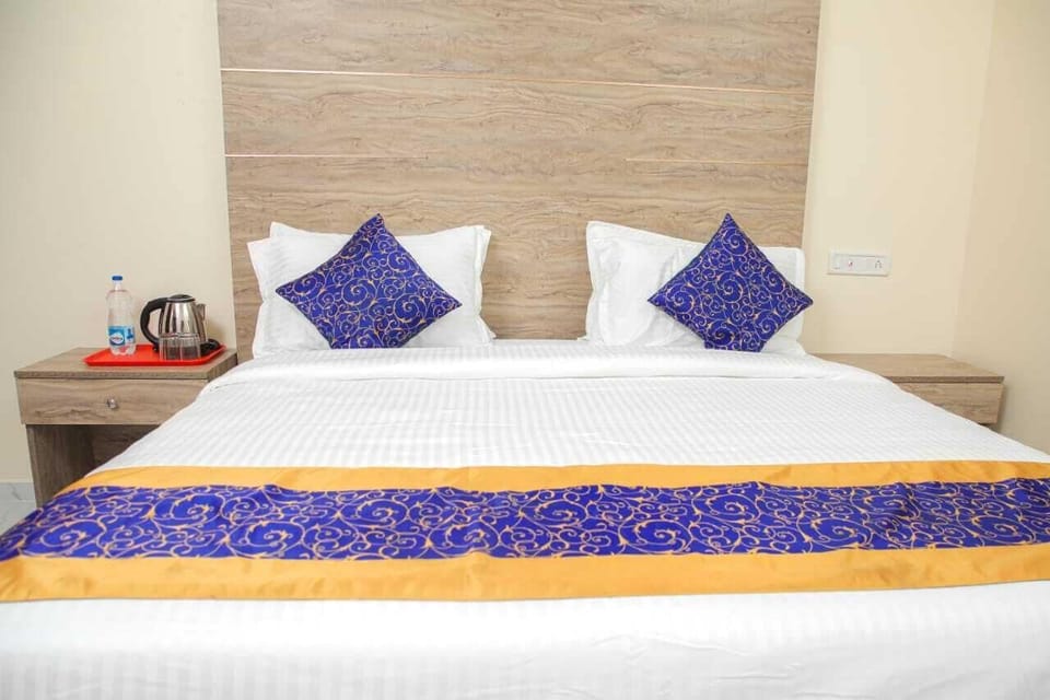 Standard Double Room | In-room safe, desk, laptop workspace, soundproofing