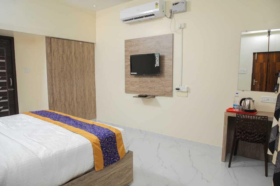 Deluxe Double Room, Balcony, City View | In-room safe, desk, laptop workspace, soundproofing