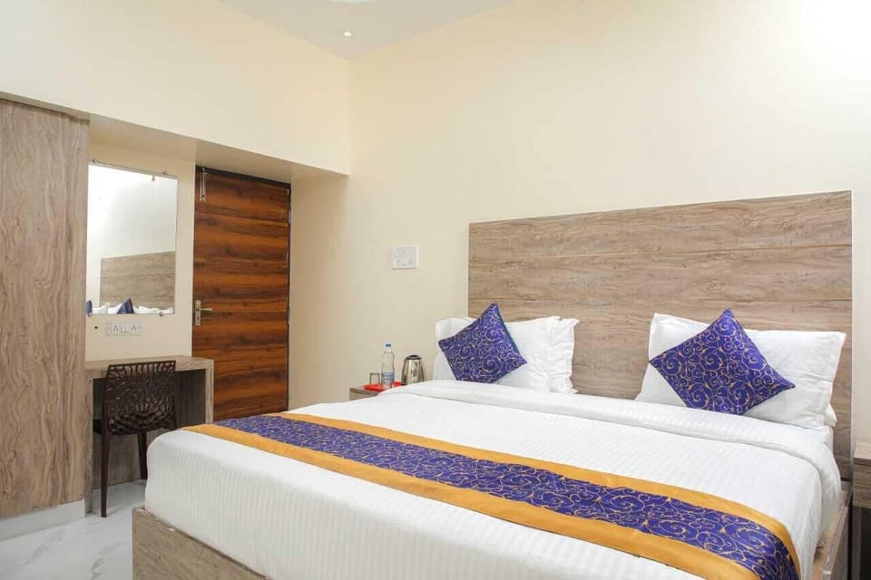 In-room safe, desk, laptop workspace, soundproofing