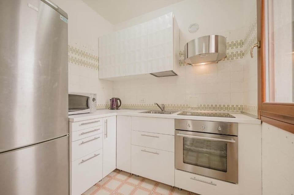 Superior Apartment, Balcony, Courtyard View | Private kitchen | Fridge, microwave, oven, stovetop