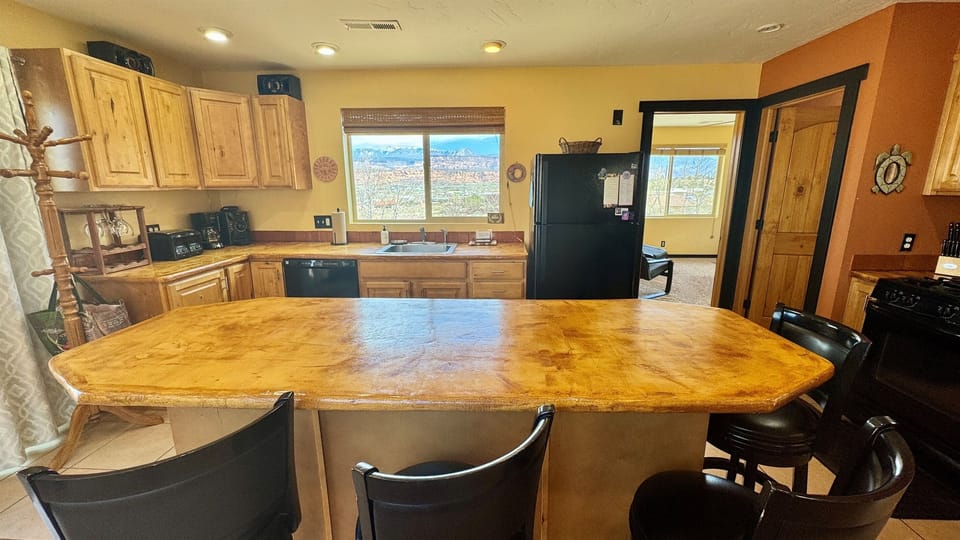 Fully Equipped Kitchen with Seating at the Island