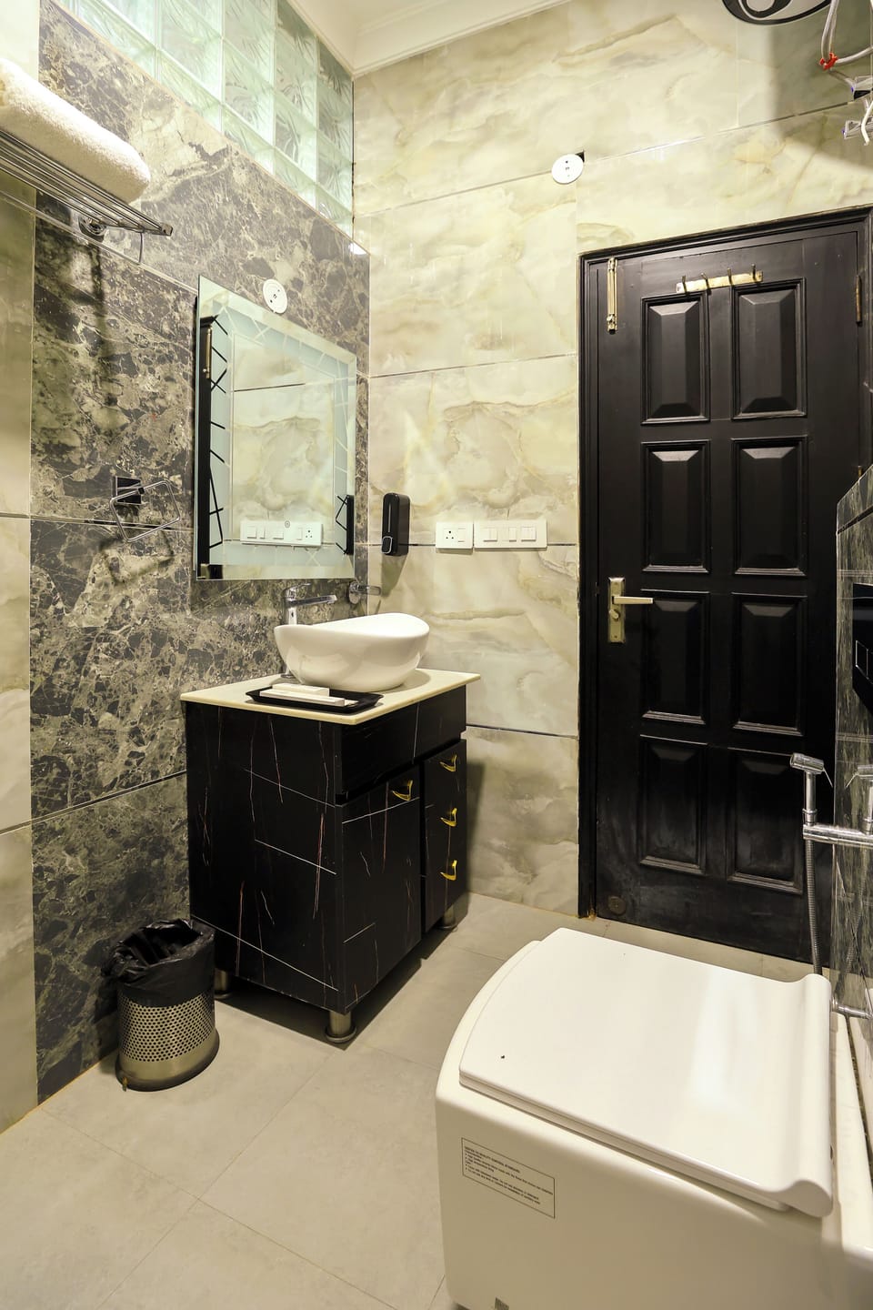 Deluxe Double Room | Bathroom | Free toiletries, towels, soap, shampoo