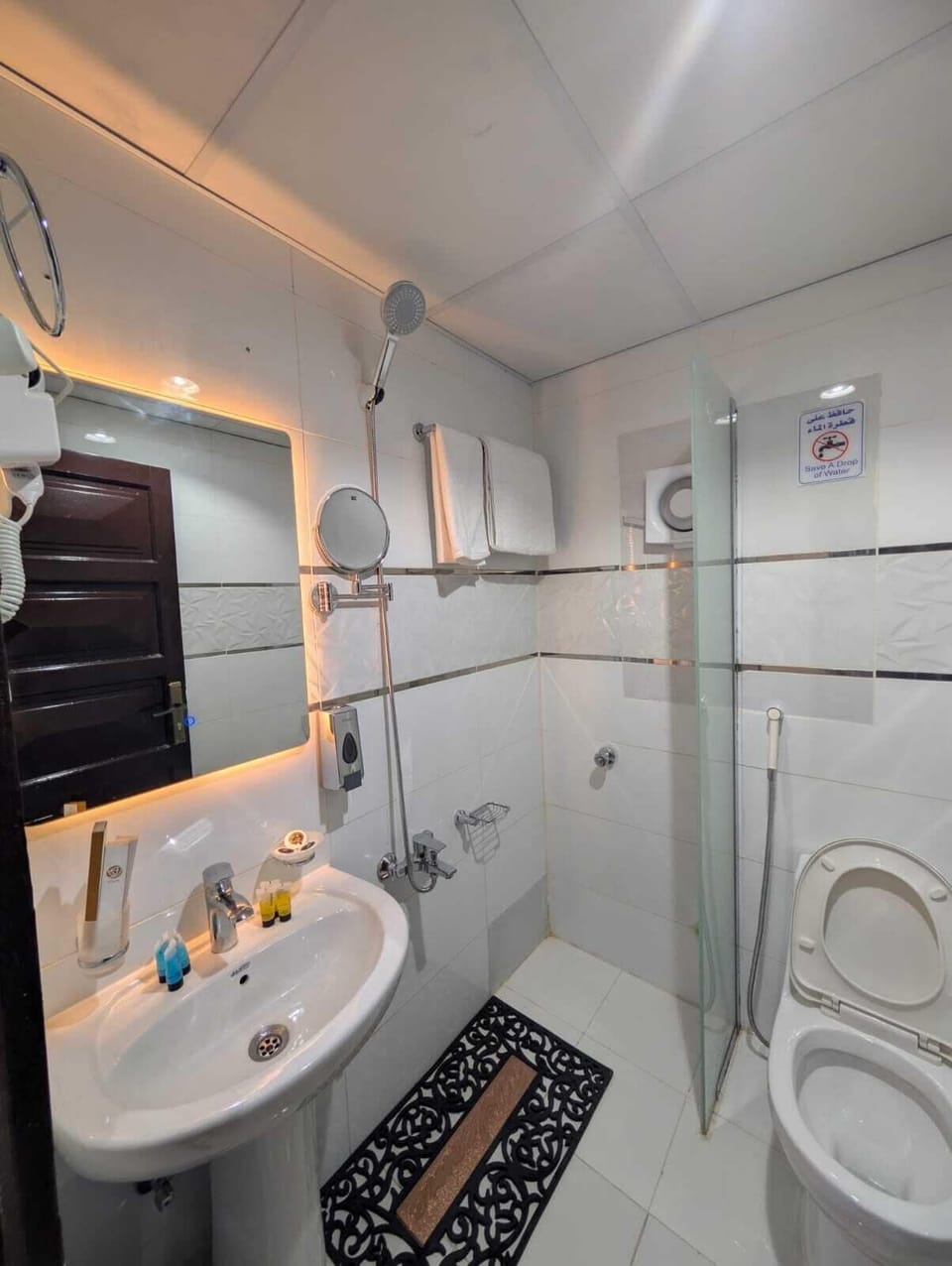 Classic Quadruple Room | Bathroom | Free toiletries, hair dryer, towels, soap