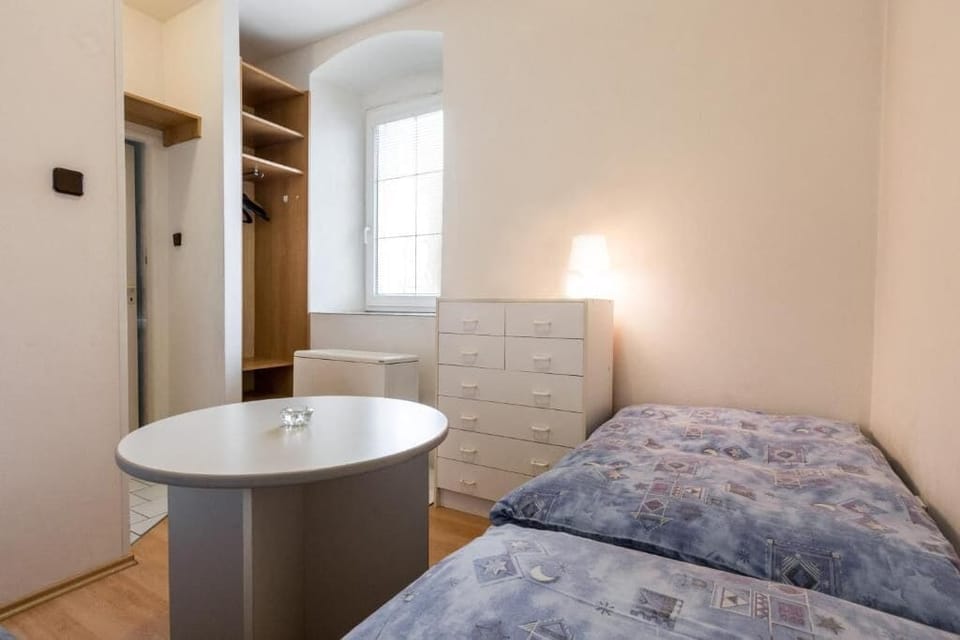 Twin Room, Courtyard View | Desk, free WiFi