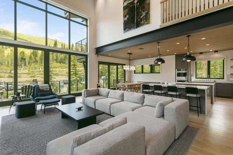 House, 5 Bedrooms | Living area