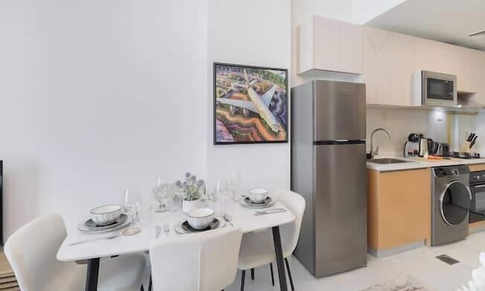 Luxury Studio, Balcony, Garden View | In-room dining