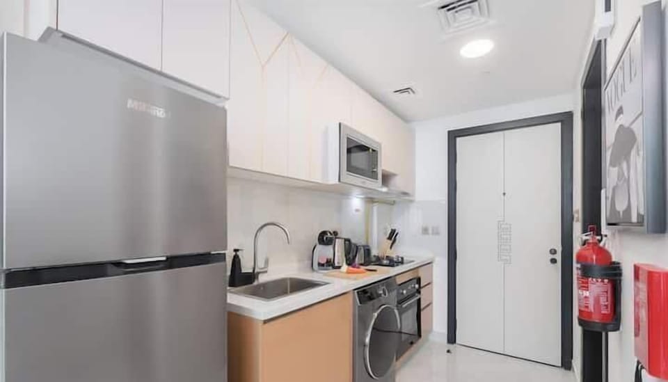 Luxury Studio, Balcony, Garden View | Private kitchen | Full-size fridge, microwave, oven, stovetop