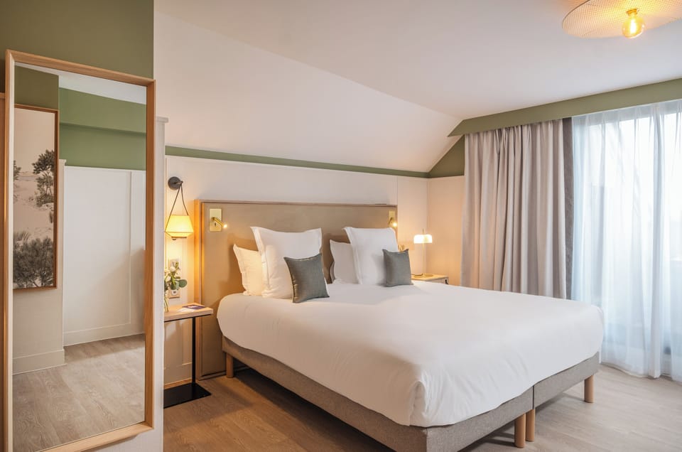 Junior Suite | Premium bedding, in-room safe, desk, blackout drapes