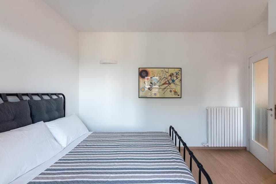Deluxe Apartment, Courtyard View | Desk