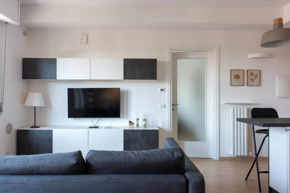 Deluxe Apartment, Courtyard View | Living area | Flat-screen TV