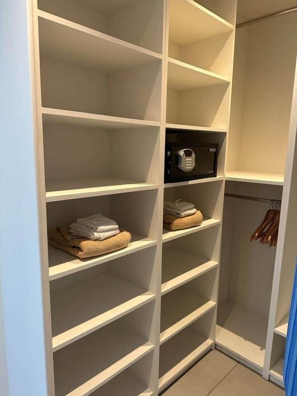 Walk-in closet 1