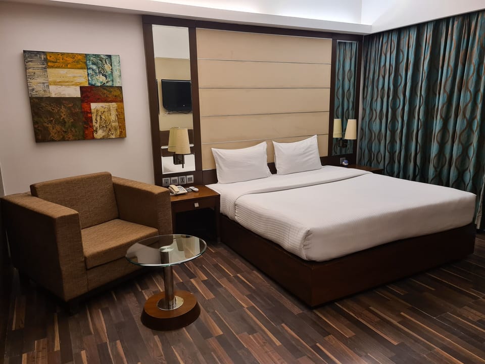 Deluxe Room, 1 King Bed | Premium bedding, in-room safe, desk, blackout drapes