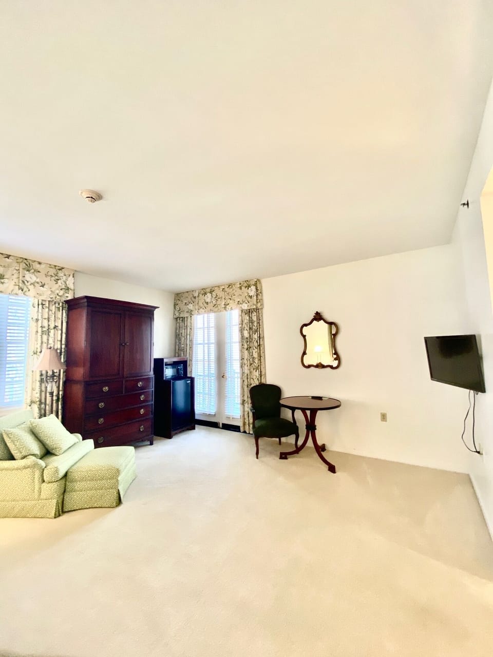 Single Room, 1 King Bed, Courtyard View | Living area | Toys, computer monitors, printers