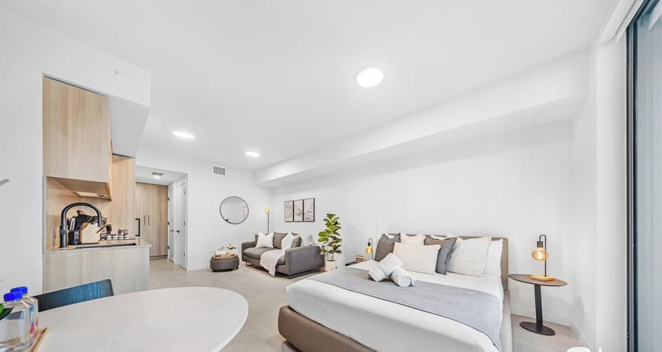 Studio, Balcony, City View | Premium bedding, blackout drapes, iron/ironing board, free WiFi