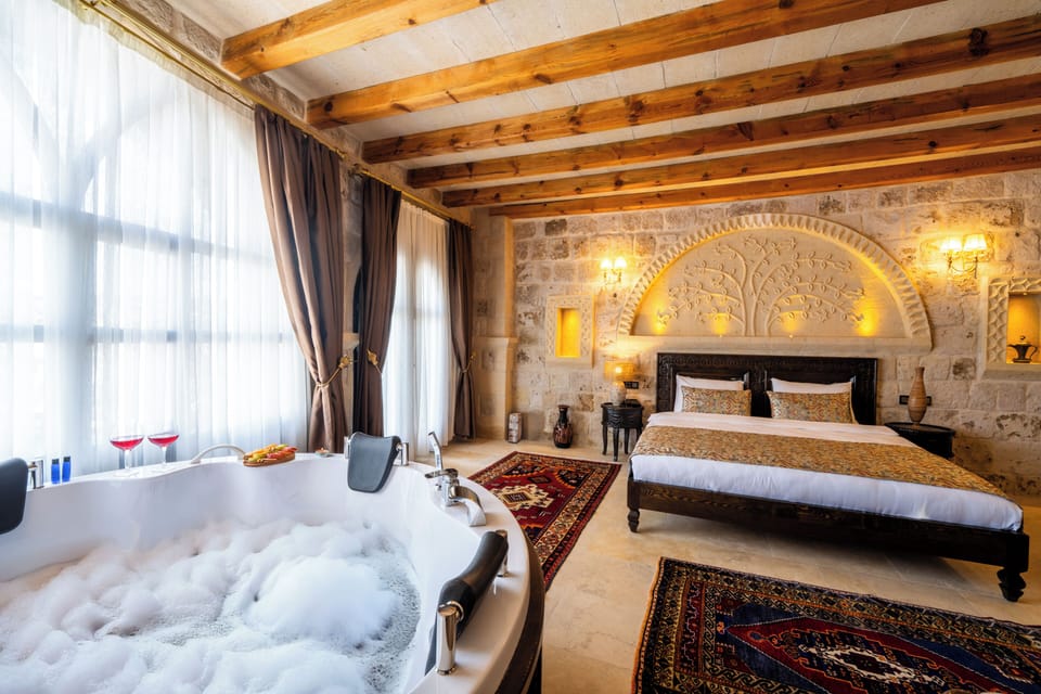 Luxury Suite, Jetted Tub, Valley View | Egyptian cotton sheets, premium bedding, down comforters
