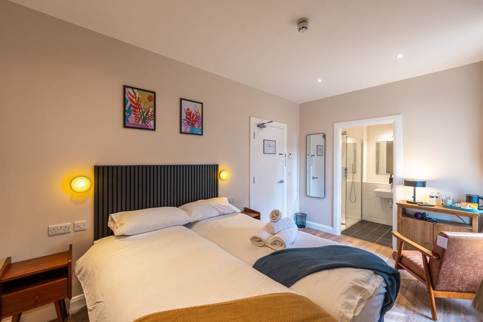 Standard Twin Room, Ensuite | Premium bedding, iron/ironing board, WiFi (free), bed sheets