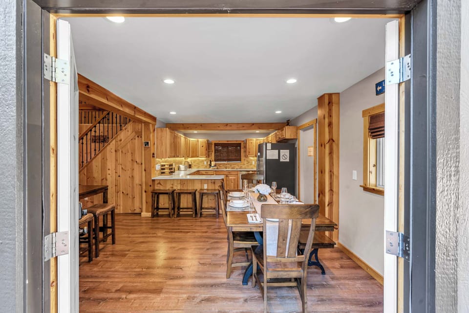 Dining area: 6-person dining table, open to kitchen and breakfast bar