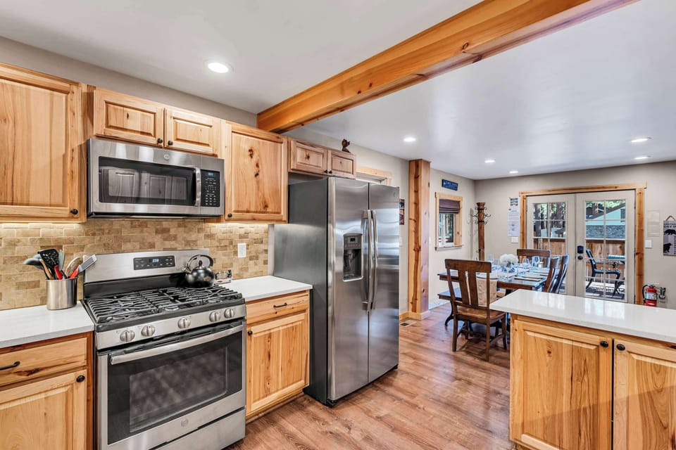 Kitchen: Breakfast bar with seating for 3, stainless steel appliances, drip coffee maker