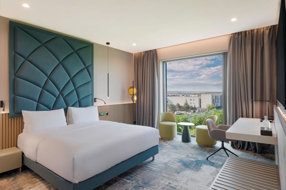 Classic Room, 1 King Bed | Minibar, in-room safe, desk, laptop workspace