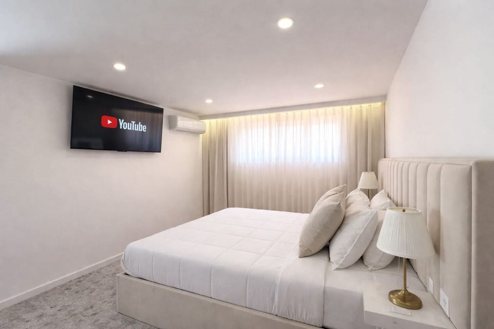Hypo-allergenic bedding, minibar, individually decorated