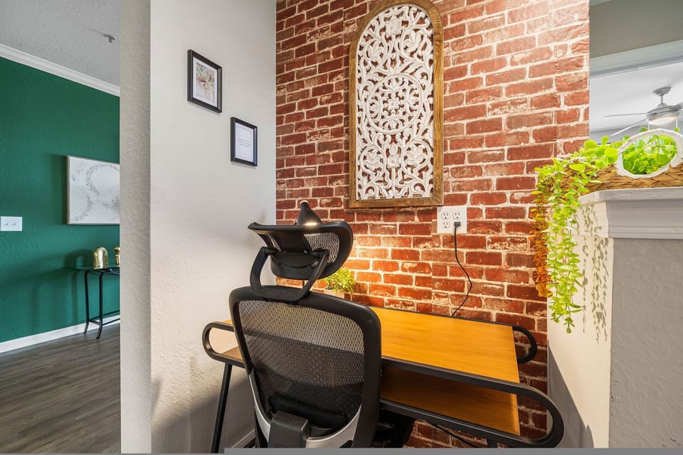 House | 3 bedrooms, desk