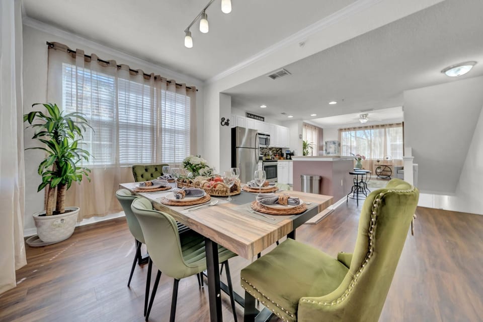 House | 2 bedrooms, desk