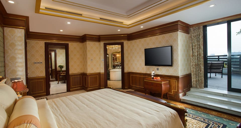 Presidential Room | Minibar, in-room safe, desk, blackout drapes
