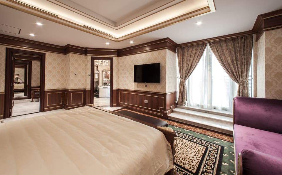 Presidential Suite | Minibar, in-room safe, desk, blackout drapes