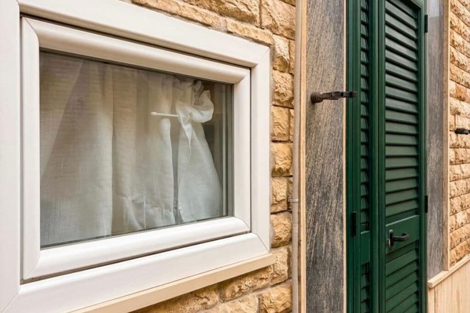 Suite | Exterior detail