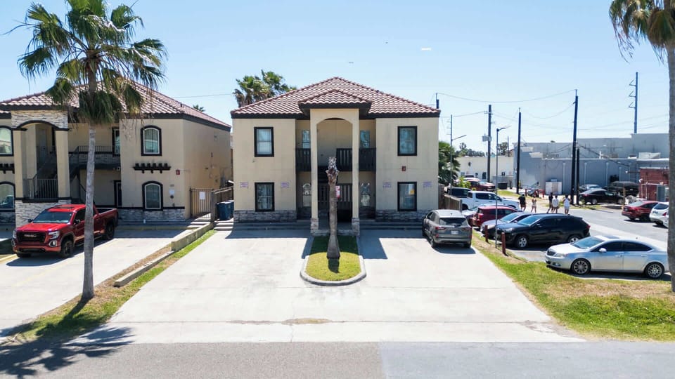 Spacious two‑story residence with a clean, welcoming exterior, tall entry columns, and palm‑lined landscaping. Convenient parking, sunny surroundings, and a well‑kept neighborhood make this an ideal base for comfortable stays and easy local access.