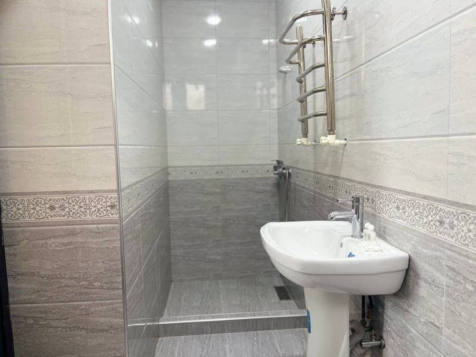 Family Room | Bathroom | Shower, towels, soap, shampoo