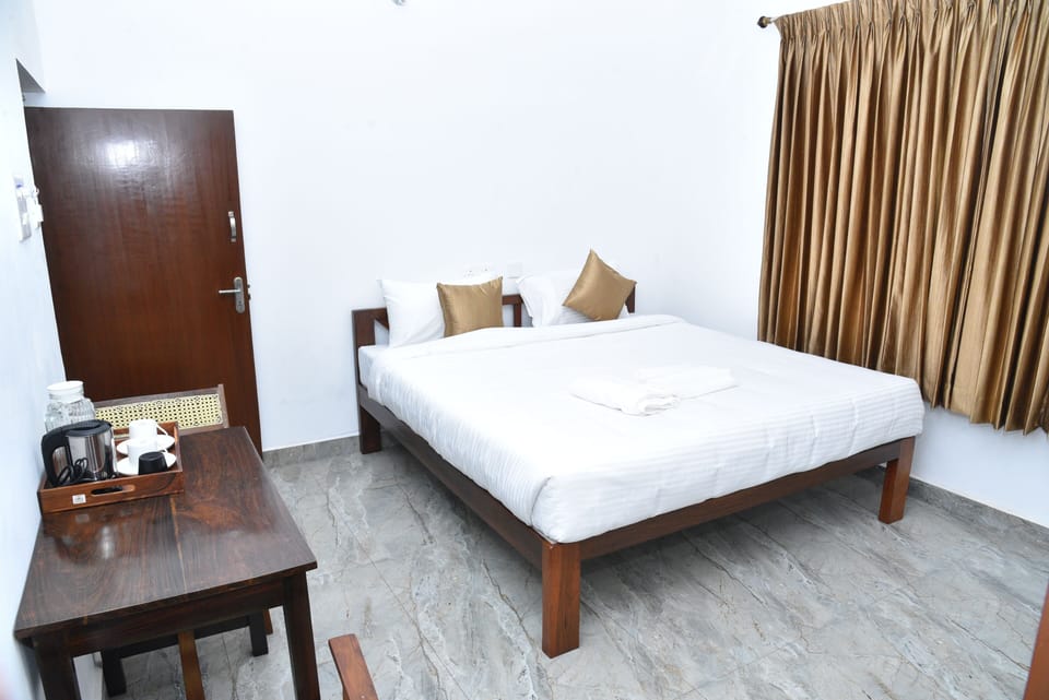 Deluxe Double Room | Desk, laptop workspace, free WiFi