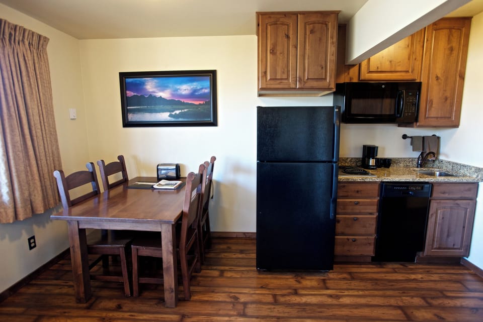 Deluxe Room, Lake View | Living area