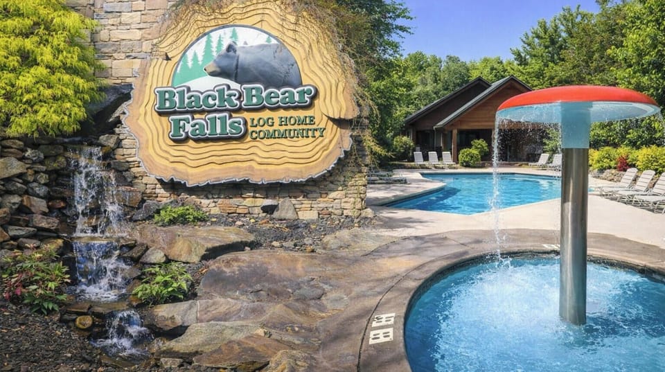 Seasonal resort Pool/Splash Pad access! The pool is located 0.3 miles away!