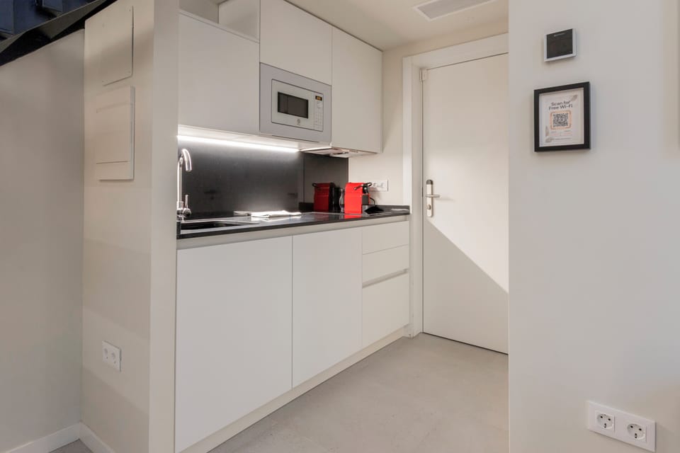 Deluxe Duplex | Private kitchen | Mini-fridge, microwave, stovetop, cookware/dishes/utensils
