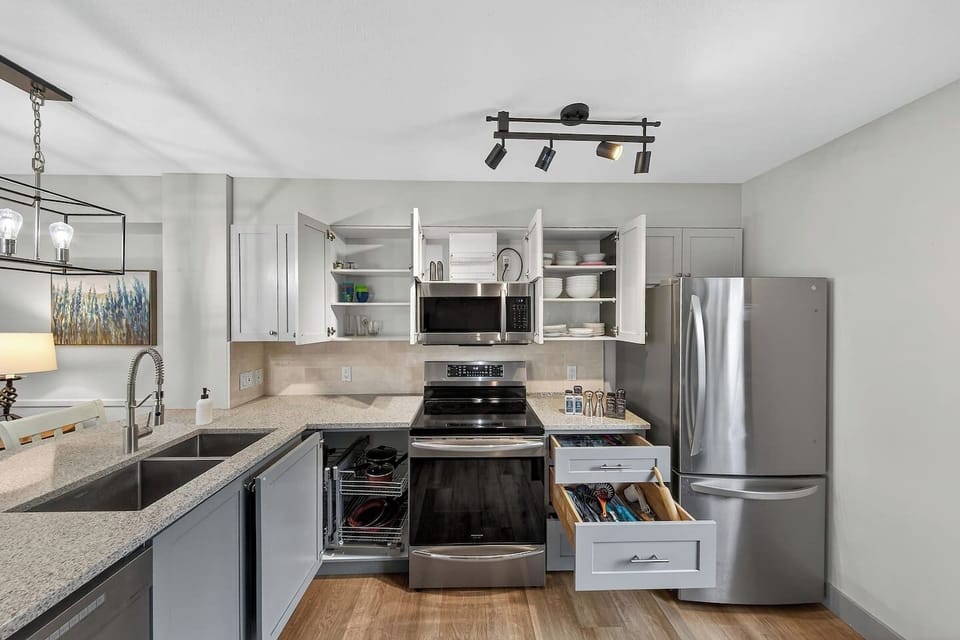 Full kitchen with a blender, drip coffee machine, ground coffee, tea, sugar and basic condiments (ketchup, mustard and relish.)