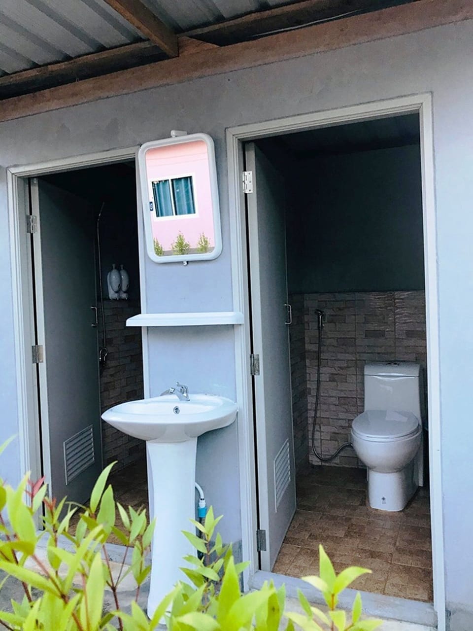 Basic Cottage, 1 Queen Bed | Bathroom | Towels, soap, shampoo, toilet paper