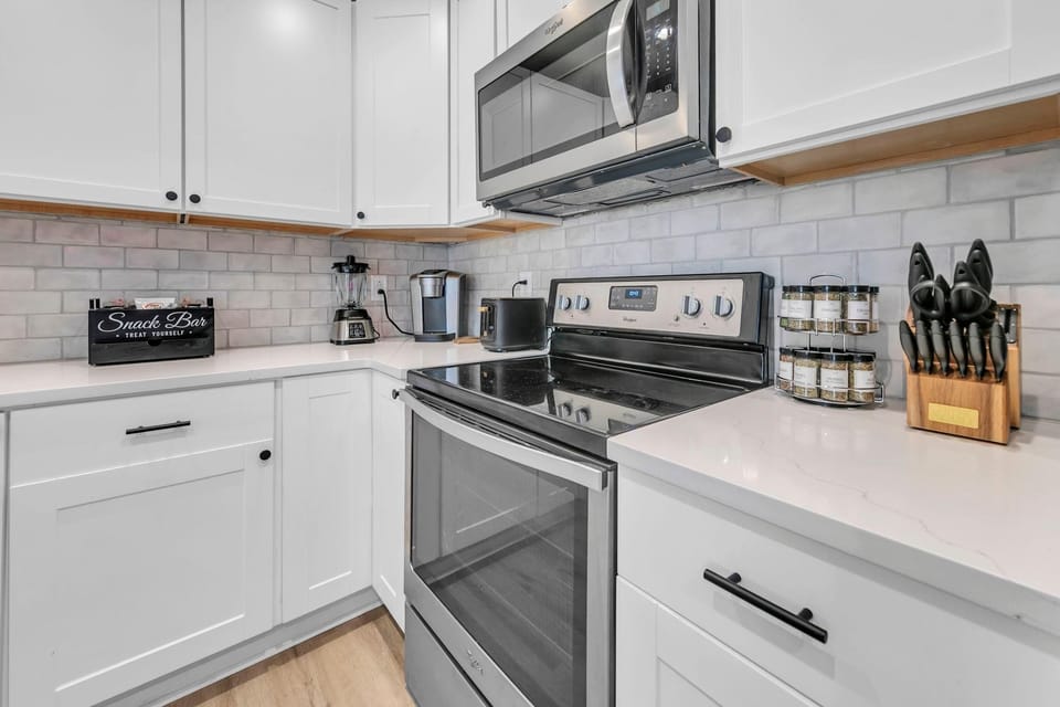 House, Multiple Beds (The White Sandcastle) | Private kitchen