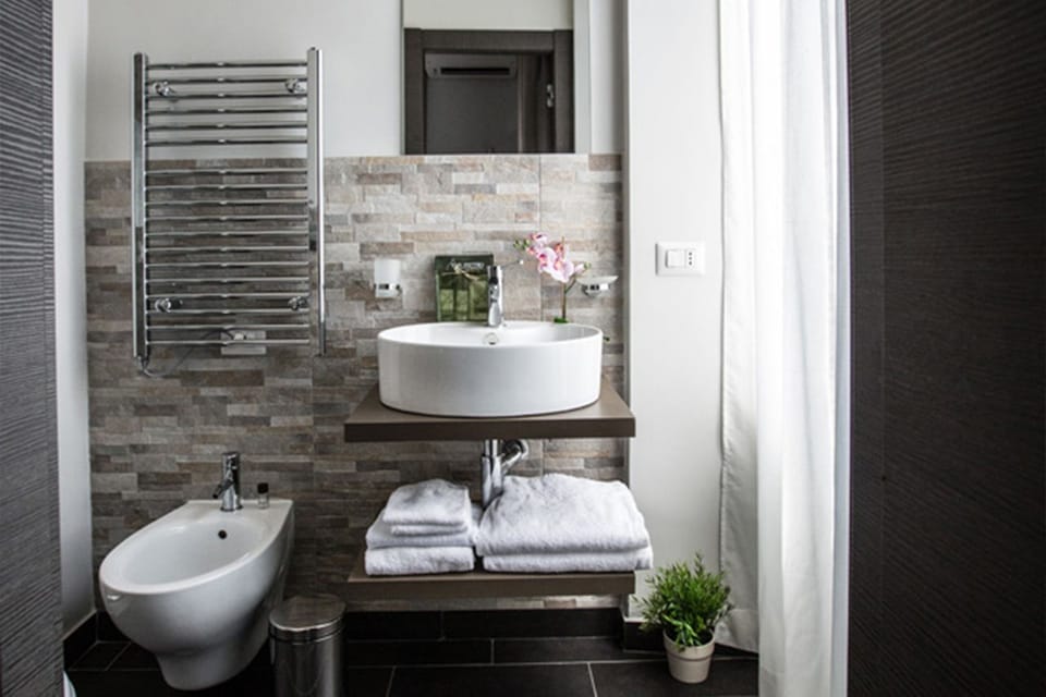Double Room, 1 King Bed, Balcony | Bathroom | Shower, free toiletries, hair dryer, bidet
