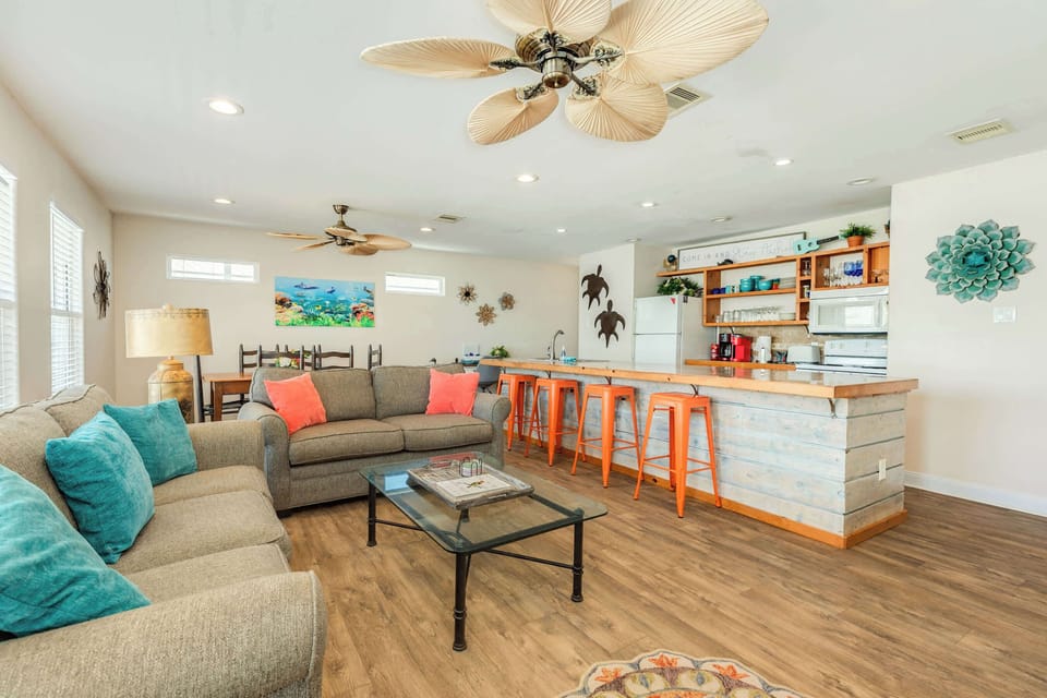 Paradise (lower unit)-Living Area